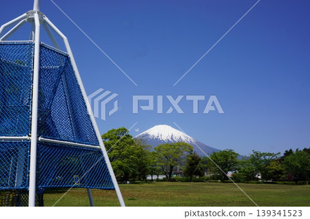 從靜岡縣禦殿場市禦殿場中央公園眺望富士山。 139341523