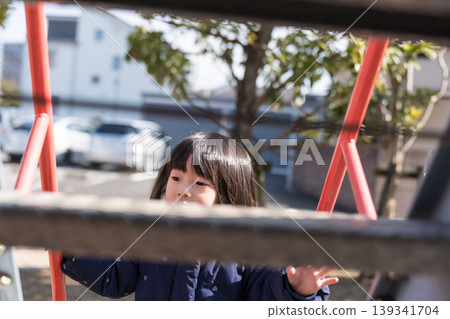 一名日本女童在公園玩溜滑梯。 139341704