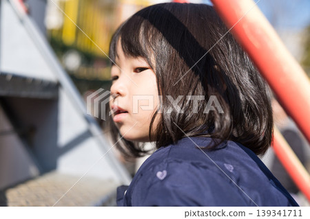 一名日本女童在公園玩溜滑梯。 139341711