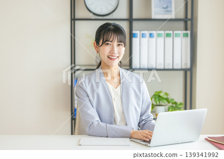一個女人使用電腦 139341992