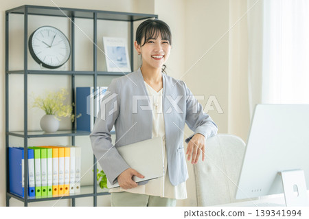 辦公室裡的年輕女商人 139341994