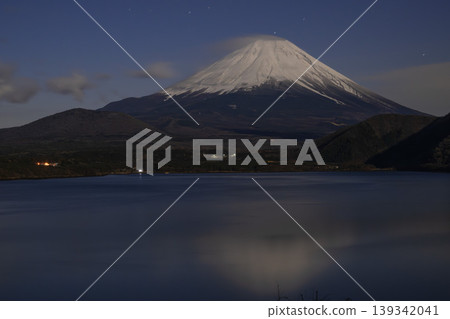 Inverted red Mount Fuji illuminated by moonlight 139342041
