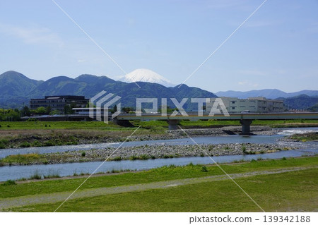 從神奈川縣足柄上郡松田町小田急線新松田車站附近的坂川眺望富士山。 從神奈川縣足柄上郡松田町小田急線新松田車站附近的坂川眺望富士山。 139342188