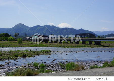 從神奈川縣足柄上郡松田町小田急線新松田車站附近的坂川眺望富士山。 139342190