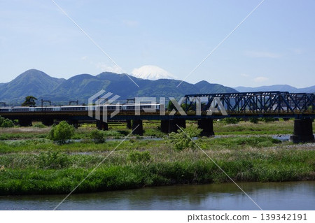 從神奈川縣足柄上郡松田町小田急線新松田車站附近的坂川眺望富士山。 139342191