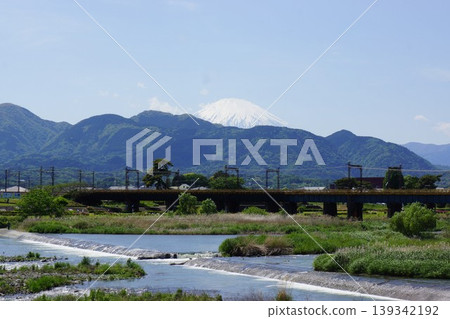 從神奈川縣足柄上郡松田町小田急線新松田車站附近的坂川眺望富士山。 從神奈川縣足柄上郡松田町小田急線新松田車站附近的坂川眺望富士山。 139342192