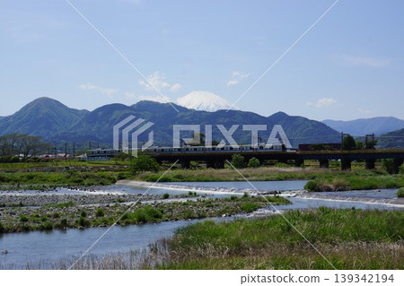 A view of Mt. Fuji from the Sakawa River near Shin-Matsuda Station on the Odakyu Line in Matsuda Town, Ashigarakami District, Kanagawa Prefecture. 139342194