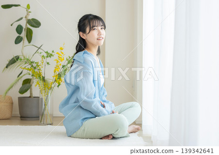 在客廳裡的年輕女子 139342641