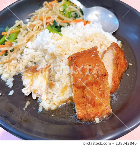公司食堂的餐食 139342846