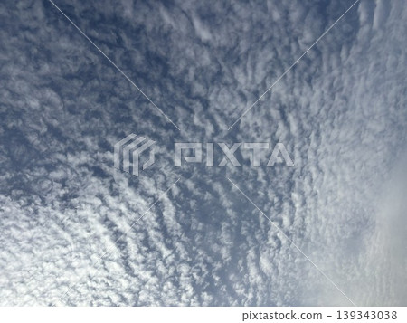 在蔚藍的天空中,卷積雲呈現出奇幻的波浪狀圖案。 在蔚藍的天空中,卷積雲呈現出奇幻的波浪狀圖案。 139343038