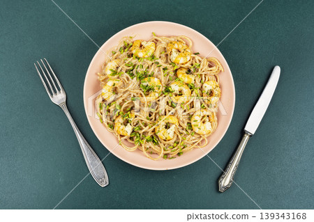 Creamy shrimp pasta with spaghetti and herbs 139343168