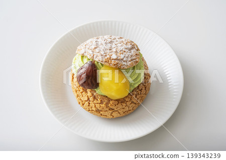 Matcha and chestnut cream puff Matcha and chestnut cream puff 139343239