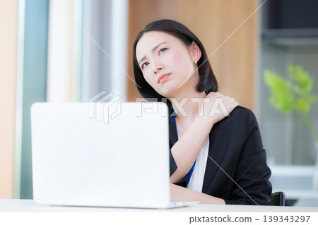 Business scenes of women who suffer from stiff shoulders due to desk work Business scenes of women who suffer from stiff shoulders due to desk work 139343297