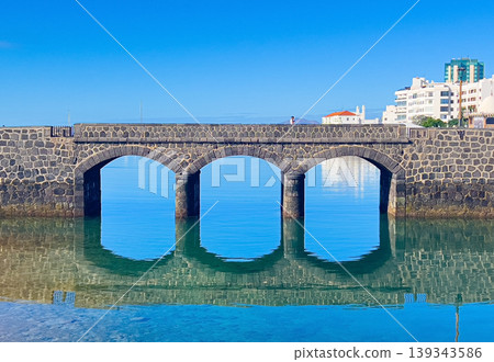Bridge of las bolas reflecting in arrecife bay 139343586