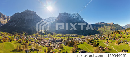 秋季格林德瓦村的全景空拍照片,背景是艾格峰。格林德瓦,伯爾尼州,瑞士。 秋季格林德瓦村的全景空拍照片,背景是艾格峰。格林德瓦,伯爾尼州,瑞士。 139344661