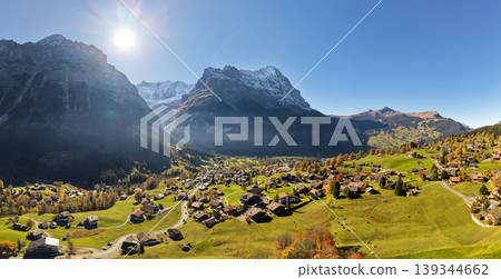 秋季格林德瓦村的全景空拍照片,背景是艾格峰。格林德瓦,伯爾尼州,瑞士。 秋季格林德瓦村的全景空拍照片,背景是艾格峰。格林德瓦,伯爾尼州,瑞士。 139344662
