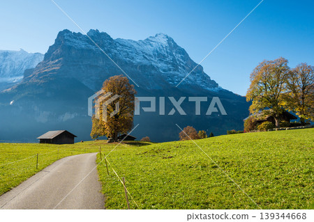 格林德瓦 (Grindelwald) 秋日的牧場小徑和木屋通往艾格峰。格林德瓦,伯爾尼州,瑞士 格林德瓦 (Grindelwald) 秋日的牧場小徑和木屋通往艾格峰。格林德瓦,伯爾尼州,瑞士 139344668