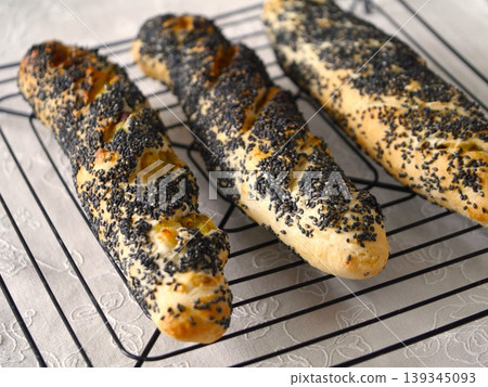 Sweet potato and black sesame soft French bread (preparation image) 139345093