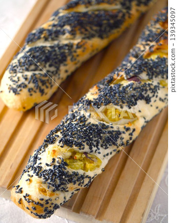 Sweet potato and black sesame soft French bread 139345097