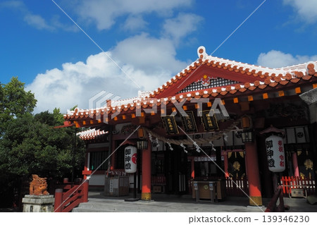 夏日的藍天與波上神社:沖繩的一景。 夏日的藍天與波上神社:沖繩的一景。 139346230