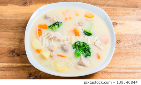 奶油燉菜,一份豐盛的雞肉蔬菜燉菜,木桌 奶油燉菜,一份豐盛的雞肉蔬菜燉菜,木桌 139346844