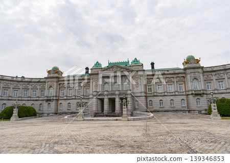 赤坂宮賓館的正面，矗立在陰雲密佈的天空下。 139346853