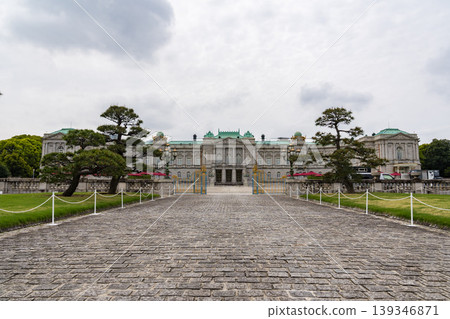 赤坂宮賓館的正面,矗立在陰雲密佈的天空下。 赤坂宮賓館的正面,矗立在陰雲密佈的天空下。 139346871