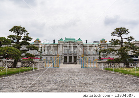赤坂宮賓館的正面,矗立在陰雲密佈的天空下。 赤坂宮賓館的正面,矗立在陰雲密佈的天空下。 139346873