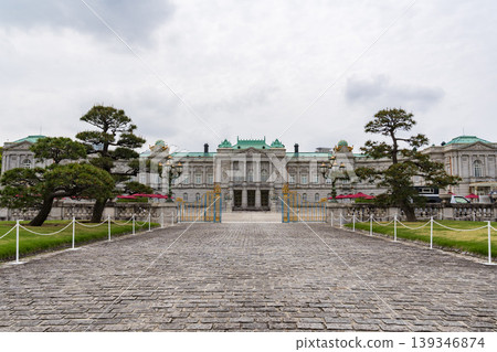 赤坂宮賓館的正面,矗立在陰雲密佈的天空下。 赤坂宮賓館的正面,矗立在陰雲密佈的天空下。 139346874