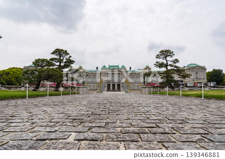 赤坂宮賓館的正面,矗立在陰雲密佈的天空下。 赤坂宮賓館的正面,矗立在陰雲密佈的天空下。 139346881