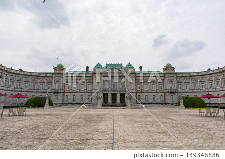 赤坂宮賓館的正面，矗立在陰雲密佈的天空下。 139346886