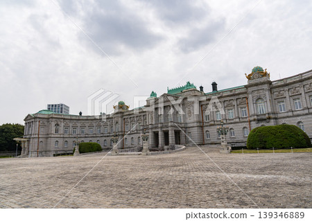赤坂宮賓館的正面，矗立在陰雲密佈的天空下。 139346889