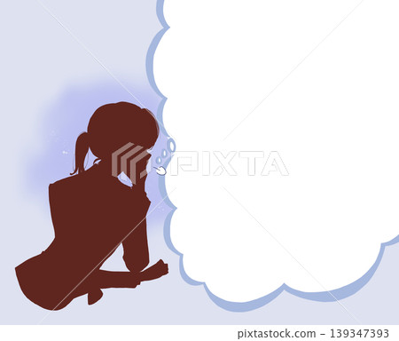 一位女上班族嘆了口氣;剪影;雲朵狀的對話框。 一位女上班族嘆了口氣;剪影;雲朵狀的對話框。 139347393
