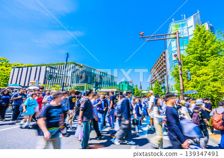 5月2日，東京街景。入境旅遊仍在繼續…原宿車站附近擠滿了外國遊客。許多人都穿著短袖… 139347491