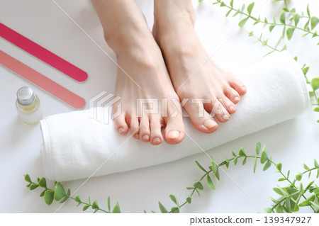 一位女士在進行美甲護理時的腳部 139347927