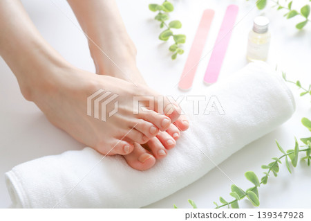 足部護理中女性的雙腳 139347928