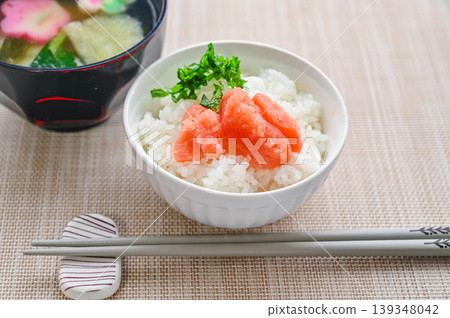 蓋飯配明太子(辣鱈魚子)和味噌湯 蓋飯配明太子(辣鱈魚子)和味噌湯 139348042