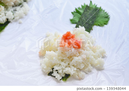 用明太子(辣鱈魚子)製作飯糰 用明太子(辣鱈魚子)製作飯糰 139348044