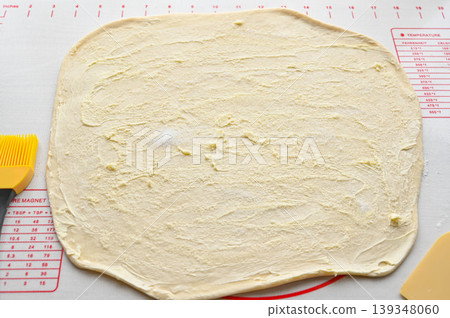 Spread it out into a rectangle and sprinkle with sugar. Spread it out into a rectangle and sprinkle with sugar. 139348060