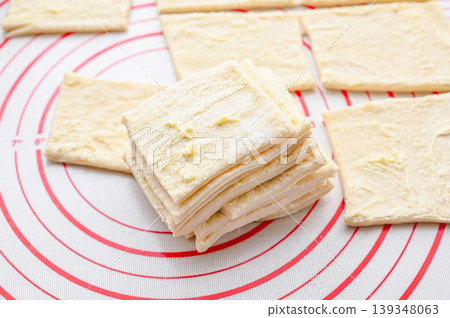 Stack the divided bread dough. Stack the divided bread dough. 139348063