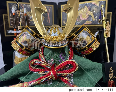 在五大探戈節中,五月人偶的頭盔都變成了金色。 在五大探戈節中,五月人偶的頭盔都變成了金色。 139348111