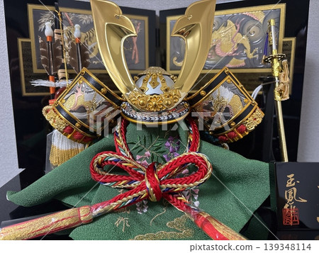 一個金燦燦、閃閃發光的五月節玩偶：一個頭盔 139348114