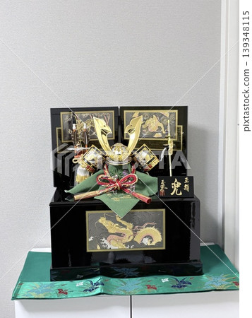 一個金燦燦、閃閃發光的五月節玩偶：一個頭盔 139348115