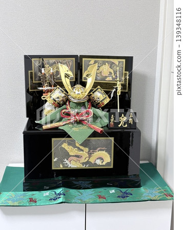 一個金燦燦、閃閃發光的五月節玩偶:一個頭盔 一個金燦燦、閃閃發光的五月節玩偶:一個頭盔 139348116