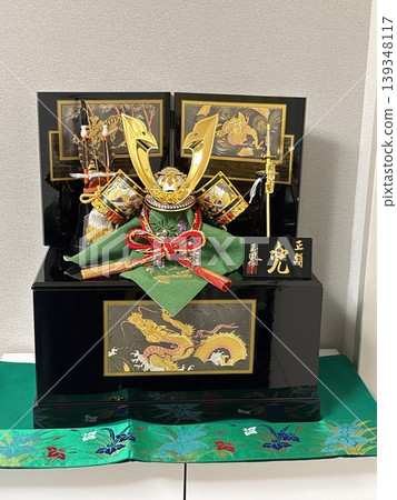 一個金燦燦、閃閃發光的五月節玩偶:一個頭盔 一個金燦燦、閃閃發光的五月節玩偶:一個頭盔 139348117
