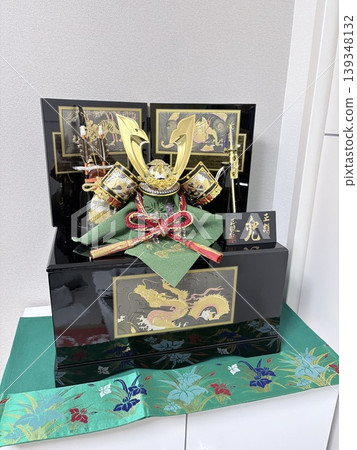 一個金燦燦、閃閃發光的五月節玩偶:一個頭盔 一個金燦燦、閃閃發光的五月節玩偶:一個頭盔 139348132