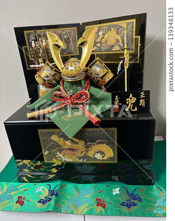 一個金燦燦、閃閃發光的五月節玩偶:一個頭盔 一個金燦燦、閃閃發光的五月節玩偶:一個頭盔 139348133
