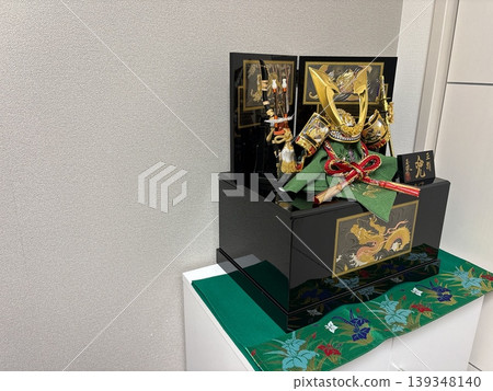 一個金燦燦、閃閃發光的五月節玩偶:一個頭盔 一個金燦燦、閃閃發光的五月節玩偶:一個頭盔 139348140