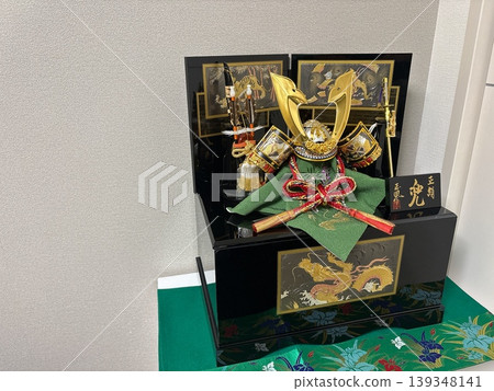 一個金燦燦、閃閃發光的五月節玩偶:一個頭盔 一個金燦燦、閃閃發光的五月節玩偶:一個頭盔 139348141