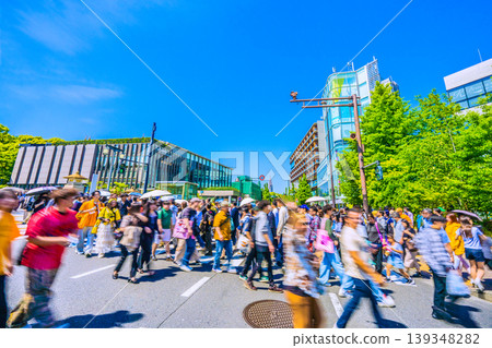 5月2日，東京街景。入境旅遊仍在繼續…原宿車站附近擠滿了外國遊客。許多人都穿著短袖… 139348282